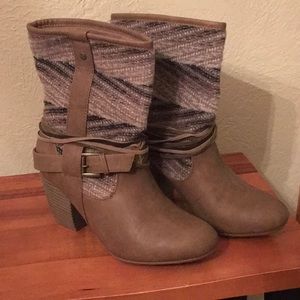 NWOT Pink & Pepper ankle boots.